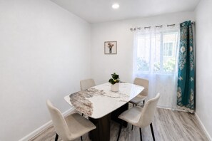 Dining - Serene 1-bedroom apartment with AC in sunny San Diego (San Diego)