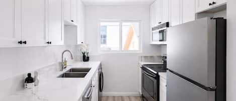 Coffee/tea maker, fridge, microwave, oven