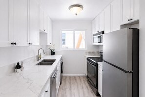 Private kitchen - Serene 1-bedroom apartment with AC in sunny San Diego (San Diego)