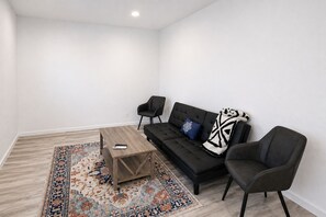 Living area - Serene 1-bedroom apartment with AC in sunny San Diego (San Diego)