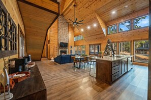TV, fireplace, video games, ping pong - Cozy & Secluded | Hot Tub | Game Room (Broken Bow)
