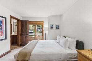 4 bedrooms, iron/ironing board, WiFi, bed sheets - Ridgepoint Retreat | Hot Tub/ Pool +  Fireplace (Avon)