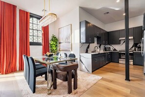 Dining - On Parade Route | Luxury Hotel (New Orleans)