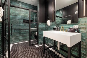 Shower, hair dryer, towels, shampoo - On Parade Route | Luxury Hotel (New Orleans)