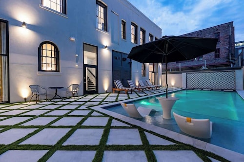 4BR Poolside Suite | 4 Kings | Sofa Bed | Sleeps10