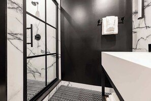 Dusche, Haartrockner, Handtücher, Shampoo