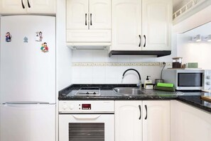 Wasserkocher mit Kaffee-/Teezubehör, Kühlschrank, Mikrowelle, Ofen