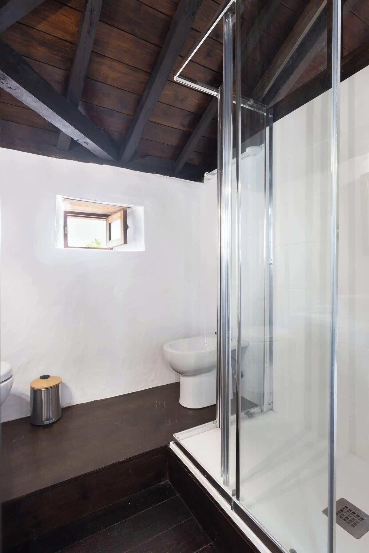 Een douche, een haardroger, handdoeken, shampoo