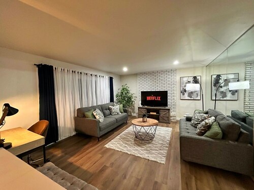 Modern Comfort Stay Near Chicago /
 Pet-Friendly /Parking  /Sleeps 6