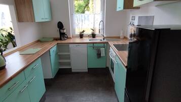 Fridge, oven, stovetop, dishwasher