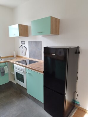 Jääkaappi, uuni, liesi, astianpesukone