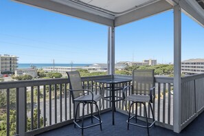 Outdoor dining - Beach and Sound Hideaway (Atlantic Beach)