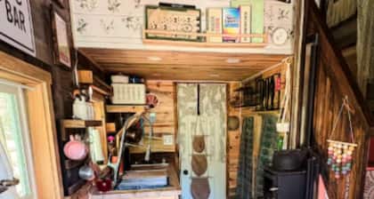 Sun Soaked Tiny House Cottage in Charming Jefferson