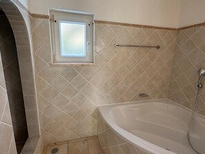 Haartrockner, Bidet, Handtücher, Toilettenpapier
