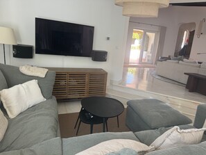 Televisión y chimenea 