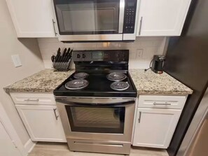 Fridge, microwave, stovetop, dishwasher - Calm 1BR /2 Queen Beds /5 min walk to NRG Center (Houston)