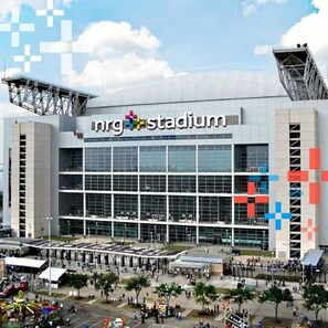 Un estadio moderno con una amplia fachada de vidrio y un cartel llamativo que dice 'nrg stadium'.