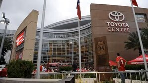 Un bâtiment moderne avec une façade en verre et l’enseigne du Toyota Center.