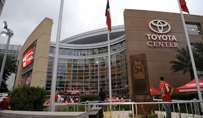 Ein modernes Gebäude mit Glasfassade und dem Schriftzug Toyota Center.