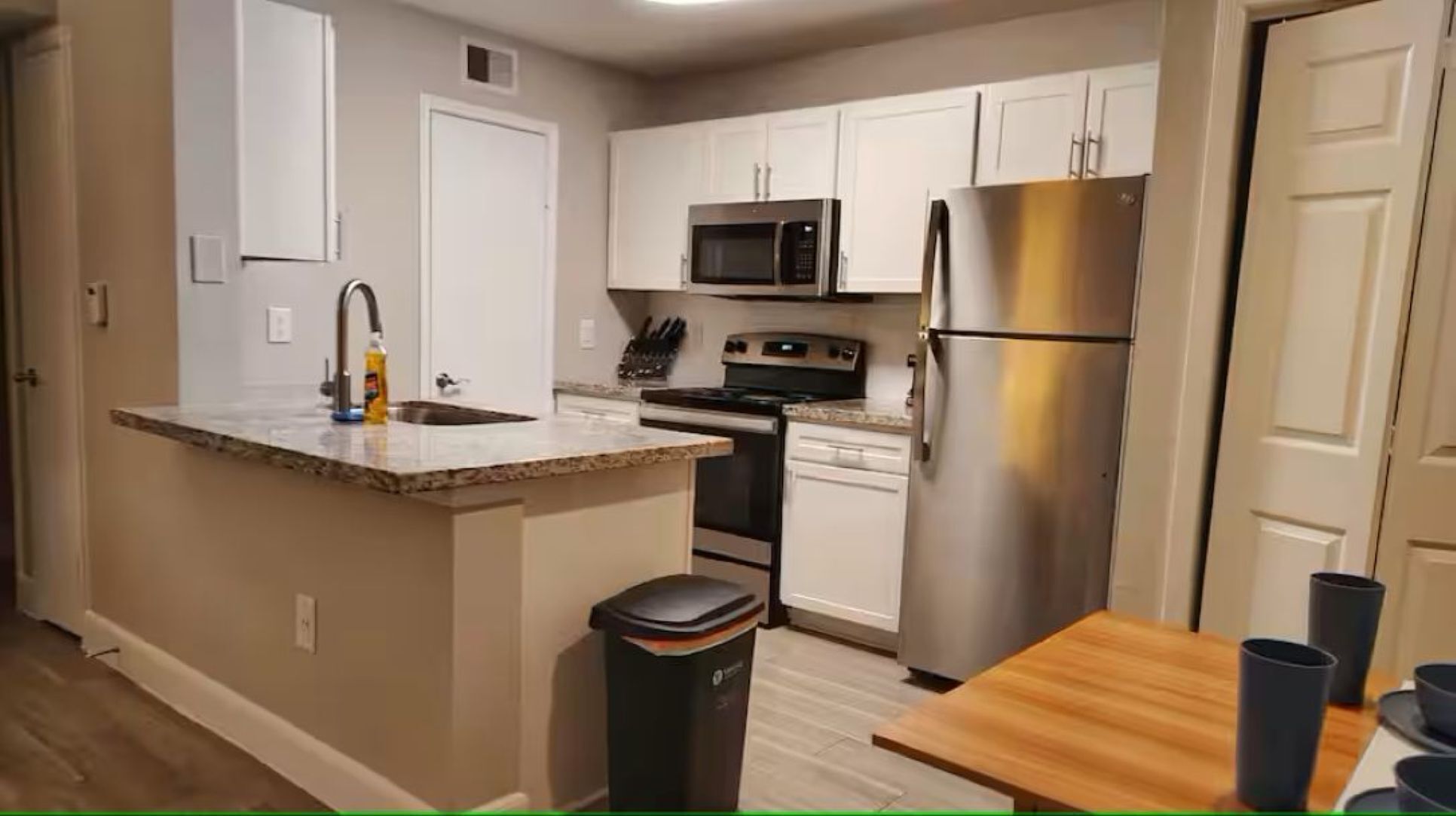 Geladeira, micro-ondas, cooktop, lava-louças