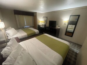 Habitación estándar doble, 2 camas de matrimonio | Escritorio, tabla de planchar con plancha, wifi gratis