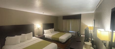 Chambre Double Standard, 2 grands lits | Bureau, fer et planche Ă repasser, Wi-Fi gratuit