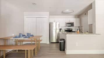 Fridge, microwave, stovetop, dishwasher