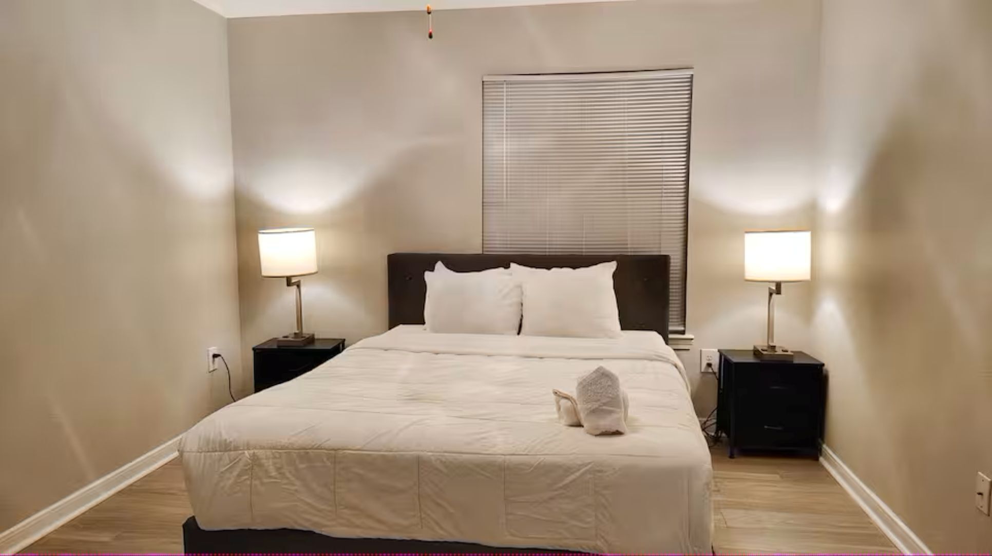 2 habitaciones, escritorio, tabla de planchar con plancha y wifi 