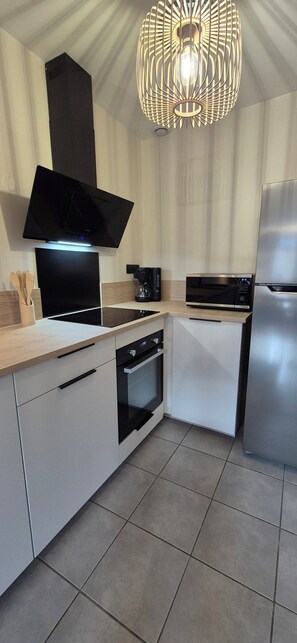 Private kitchen - Renovated house with private parking, in the heart of the Northern Cotentin region (Cherbourg-en-Cotentin)