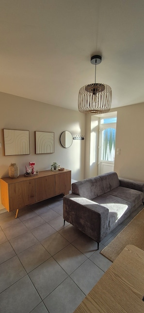Living area - Renovated house with private parking, in the heart of the Northern Cotentin region (Cherbourg-en-Cotentin)