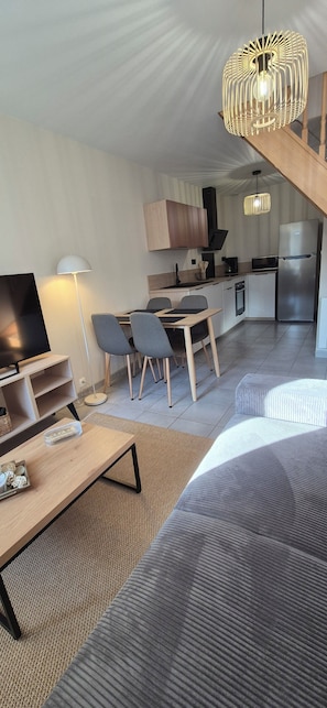 Living area - Renovated house with private parking in the heart of the northern Cotentin region (Cherbourg-en-Cotentin)