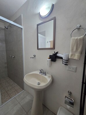 Haartrockner, Handtücher, Seife, Toilettenpapier