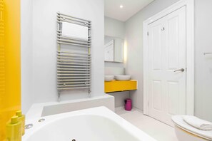 Shower, hair dryer, towels - Orien tal  | By My Getaways (Brighton and Hove)