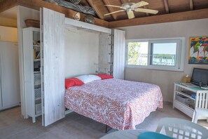 Room - Shore Leave Cottage Waterfront Studio Cottage + Private Dock (Green Turtle Cay)
