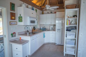 Private kitchen - Shore Leave Cottage Waterfront Studio Cottage + Private Dock (Green Turtle Cay)
