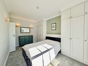 Desk, iron/ironing board, free WiFi, bed sheets - Cosy   Bright  2-Bed House in Earlsfield (London)