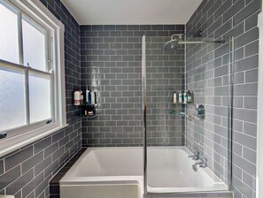 Hair dryer, towels - Cosy   Bright  2-Bed House in Earlsfield (London)
