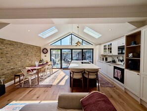 Interior - Cosy   Bright  2-Bed House in Earlsfield (London)