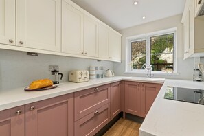 Fridge, microwave, oven, stovetop - 3 Somerset Place - Close to the Beach and Town (Tenby)