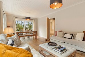 TV, fireplace - Fern Hill - Close to Village and Beach (Saundersfoot)