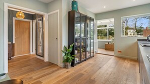 Una cocina moderna con una isla grande, un armario de vidrio y vistas al exterior.