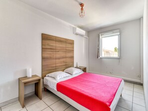 2 bedrooms, travel crib, free WiFi