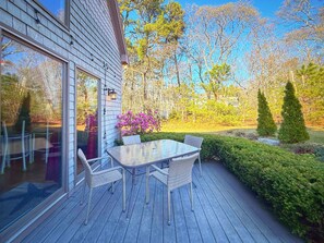 Outdoor dining - Private Eastham Getaway: Walk to Rail Trail & Mins (Eastham)