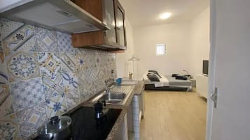 Comfort Room, City View | Private kitchen