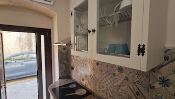 Comfort Room, 1 Queen Bed, Non Smoking, Kitchen | Private kitchen