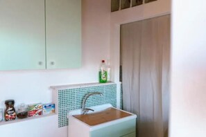 Comfort-Zimmer, Stadtblick | Badezimmer | Dusche, Haartrockner, Handtücher, Seife