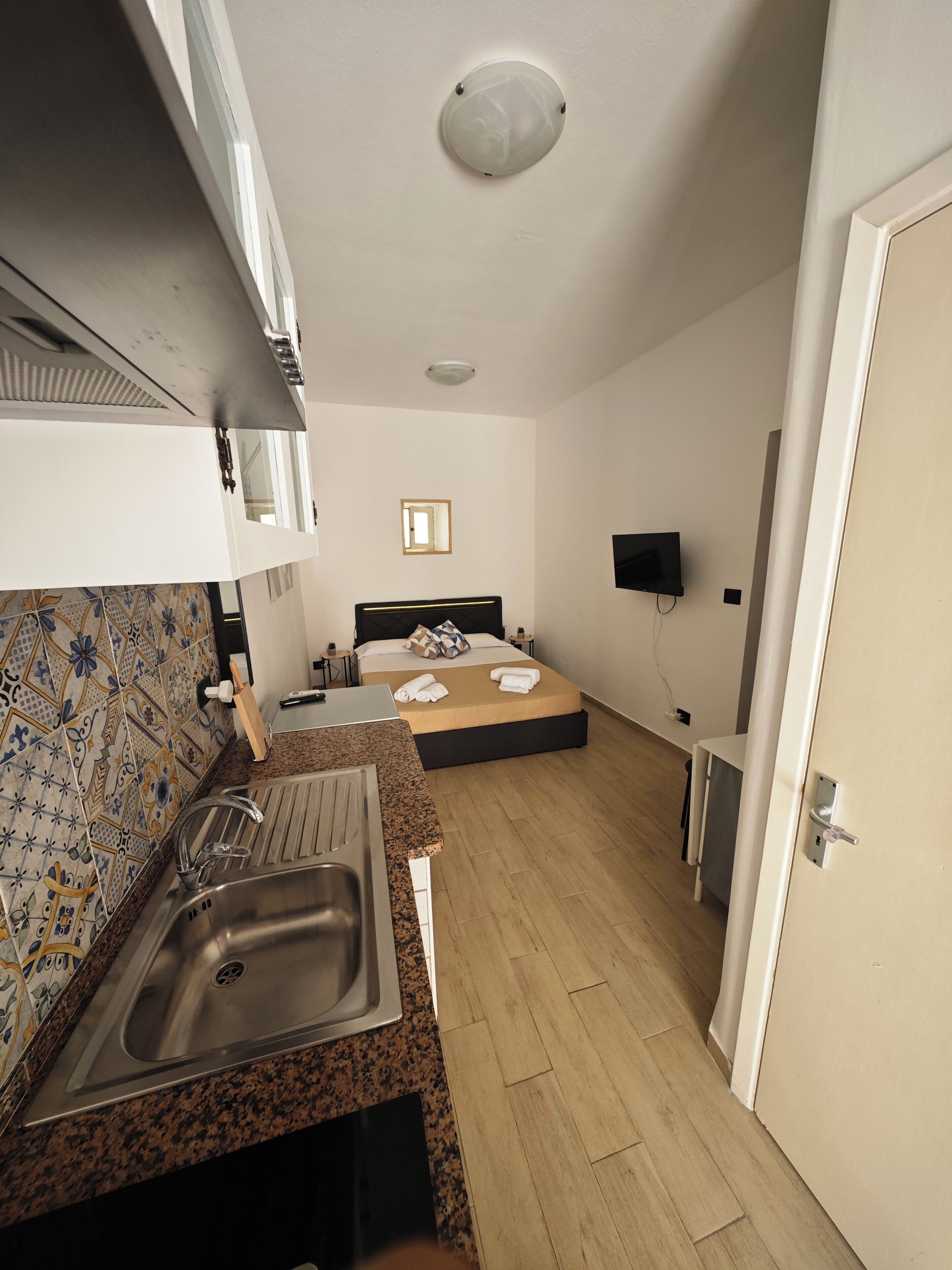 Comfort Room, 1 Queen Bed, Non Smoking, Kitchen | Desk, free WiFi