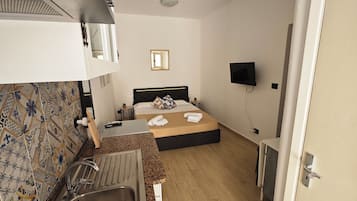Comfort Room, 1 Queen Bed, Non Smoking, Kitchen | Desk, free WiFi