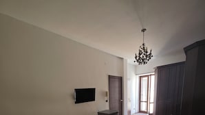 A bedroom with a bed, a TV, a desk, and a chair. - Guest House Ortigia Calarossa (Syracuse)