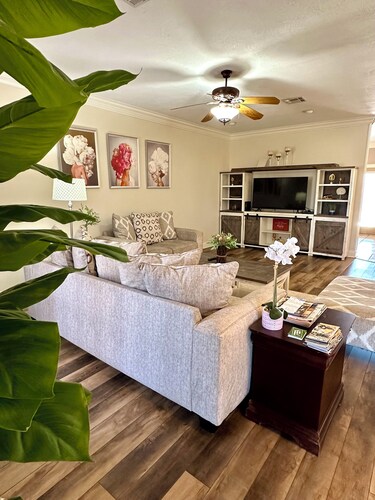 House near casinos, boat launch with a guest house, Safe area, garage